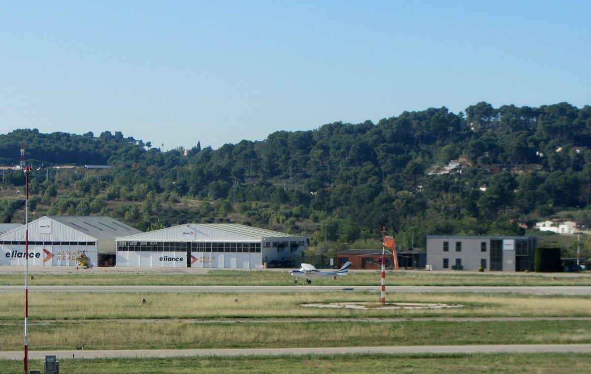 Una avioneta aterrant a l'aeroport de Sabadell 