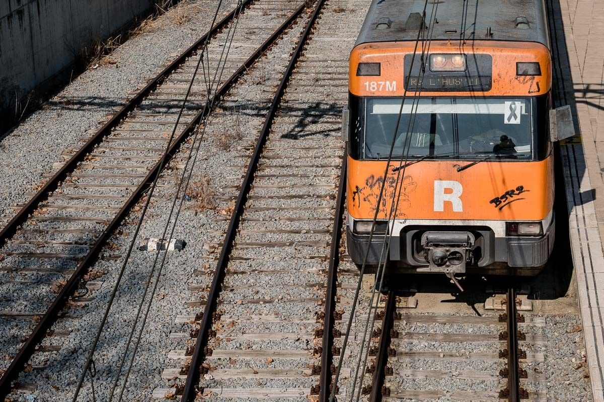 Un tren de Rodalies llueix un llaç negre a la cabina en senyal de condol per l'accident del passat 8 de febrer a Castellgalí, on va morir la maquinista d'un dels trens implicatde