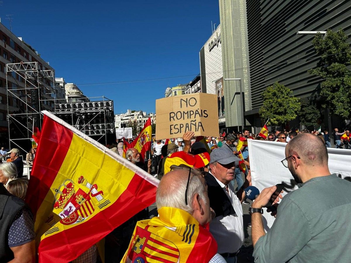 Un home exhibeix el lema "No trenqueu Espanya" en l'acte del PP contra l'amnistia a Madrid