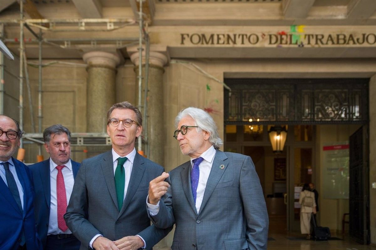 Alberto Núñez Feijóo amb el president de Foment, Josep Sánchez Llibre, en una visita a la patronal.