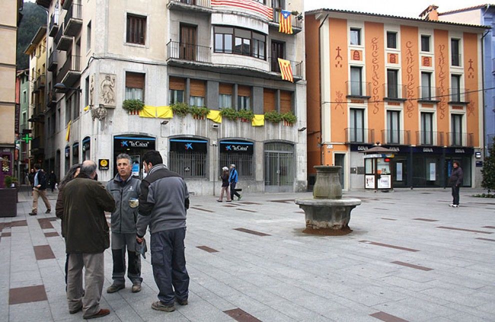 Banc circular de pedra de la plaça Sant Eudald.