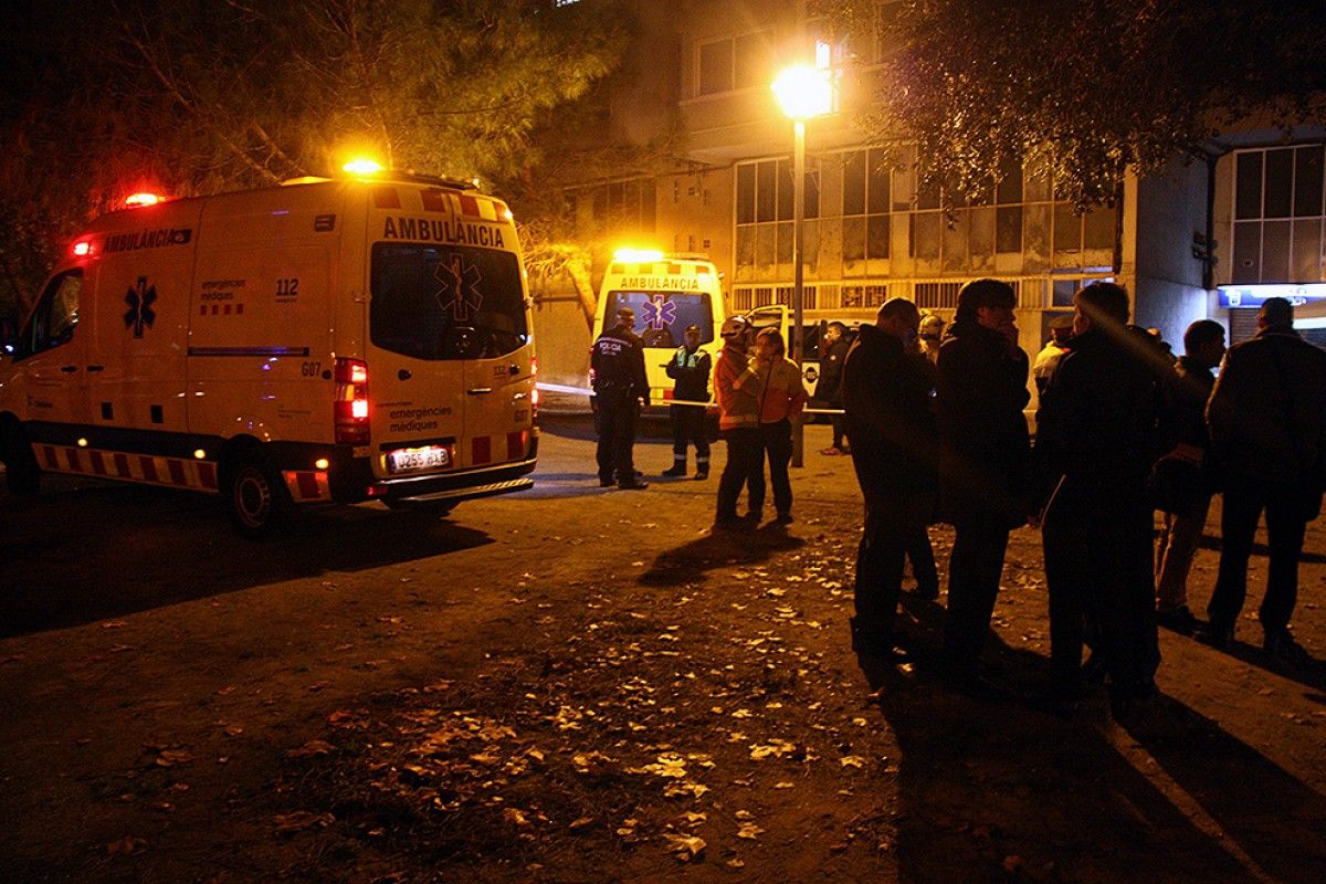 En primer terme l'alcalde de Girona, Carles Puigdemont, entre les autoritats que s'han desplaçat al lloc dels fets 