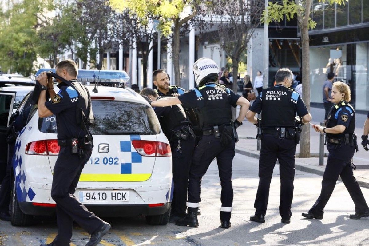 Agents de la Policia Municipal de Sabadell en una actuació 