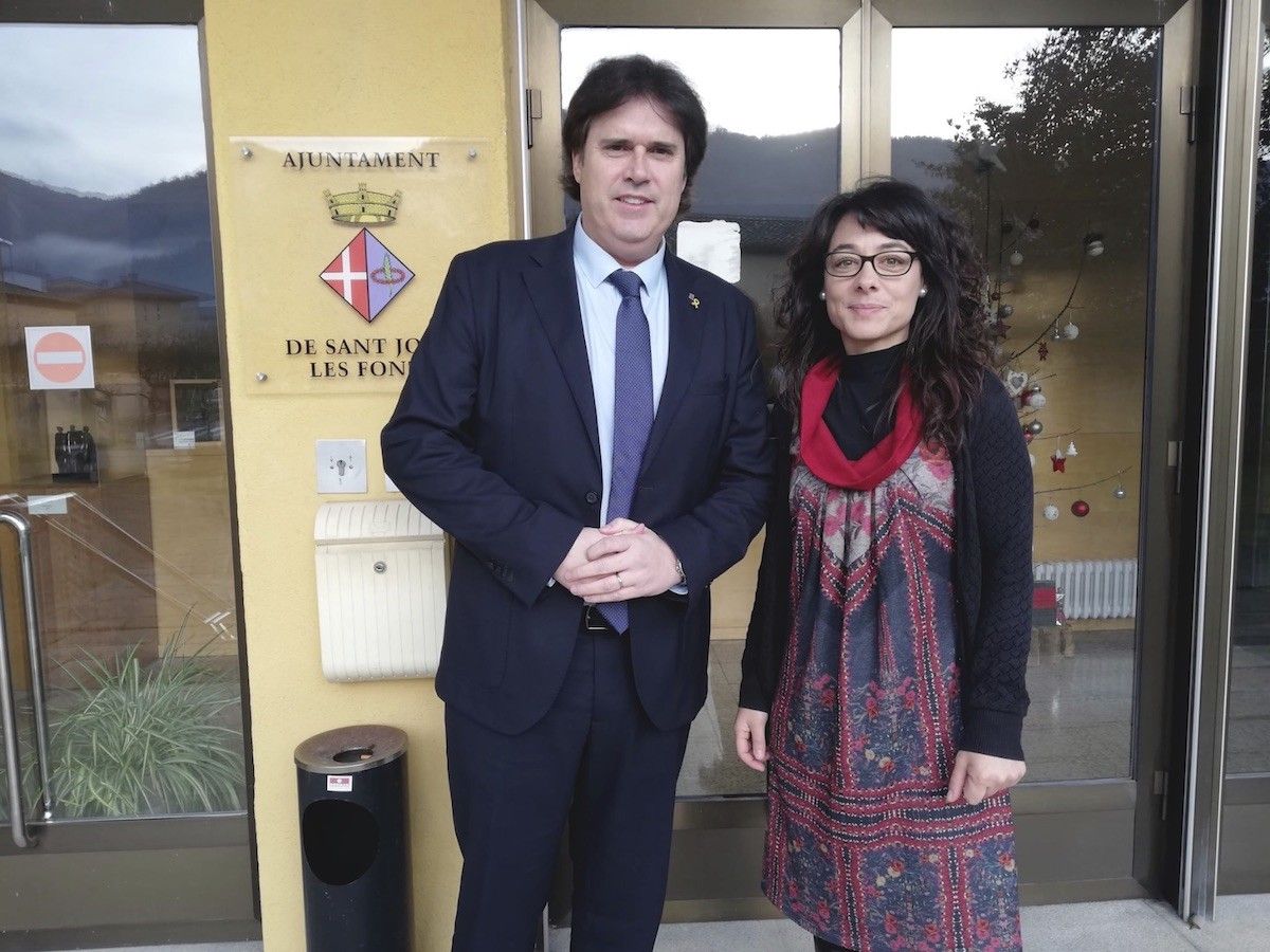 Pere Vila i Maria Vidal a l'entrada a l'Ajuntament de Sant Joan les Fonts.
