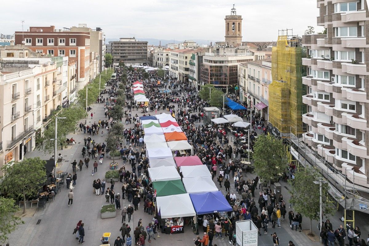 El Passeig amb diverses parades durant la diada de Sant Jordi de l'any passat 