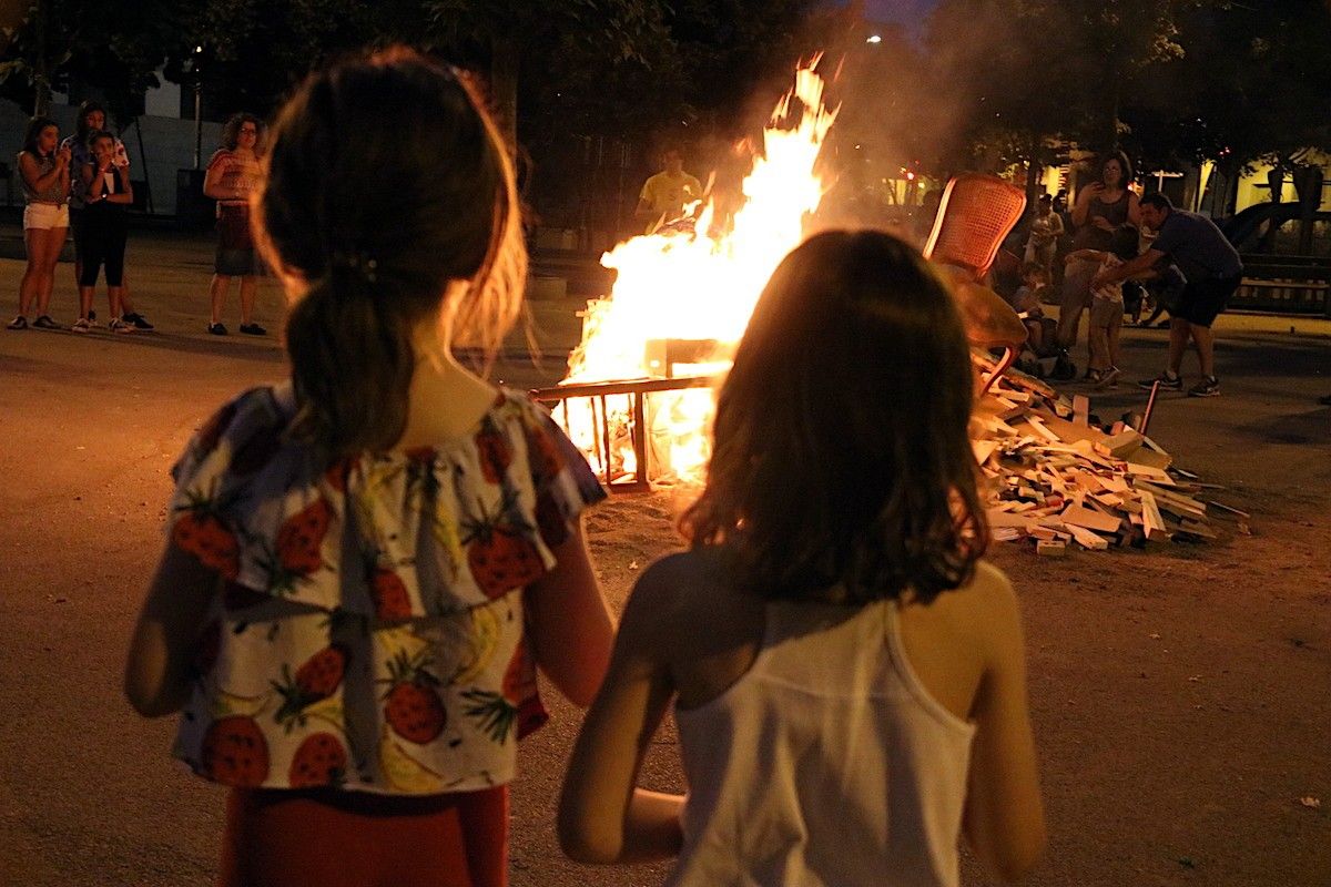 Dues nenes a la foguera de la Creu Alta