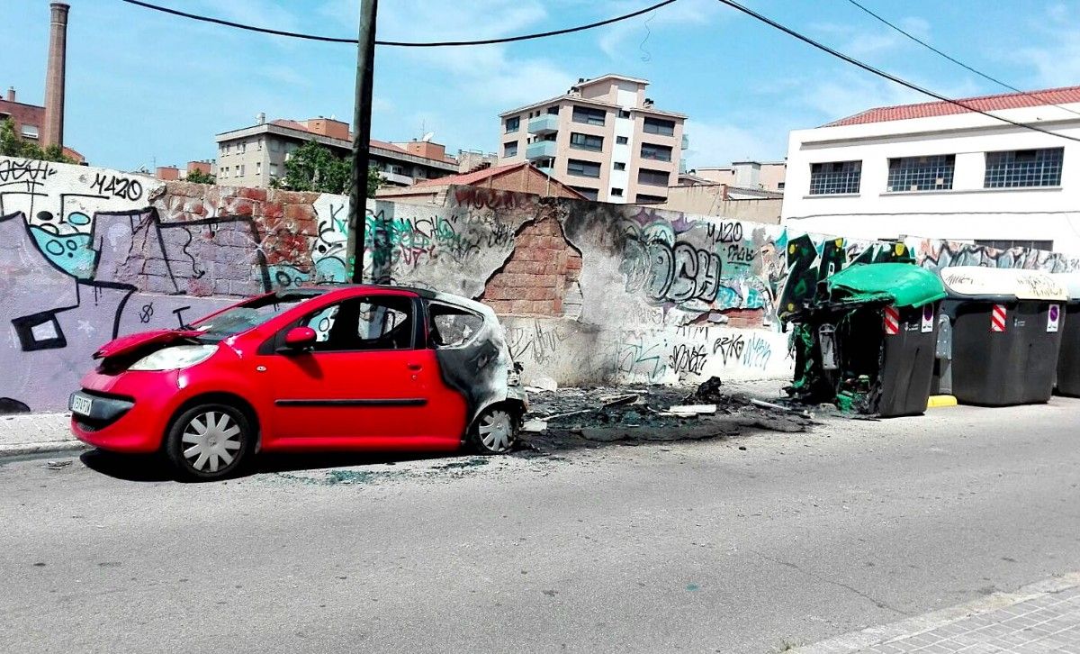Un cotxe cremat a Sabadell per Sant Joan de l'any passat