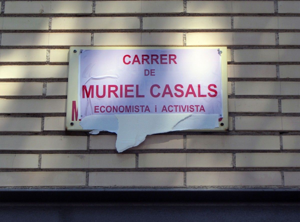 El cartell que canvia el nom de Marquès de Comillas pel de Muriel Casals