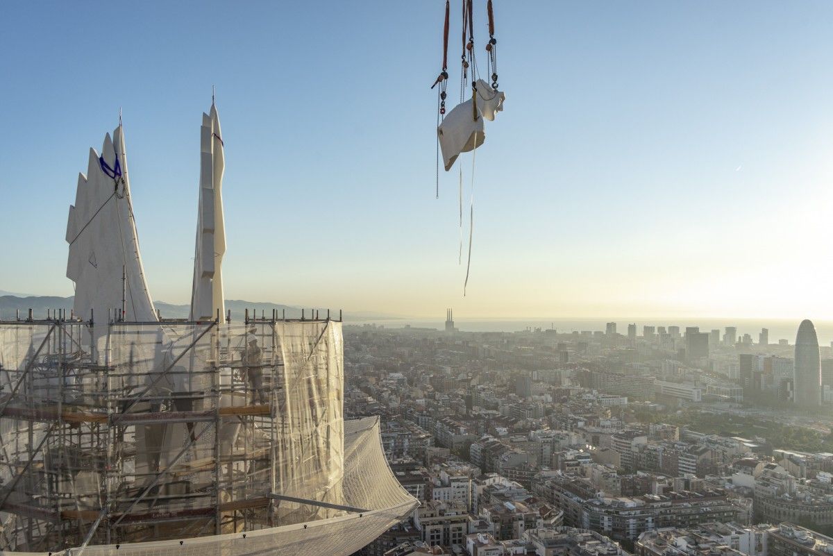 Coronada la torre de Mateu de la Sagrada Família amb la figura humana