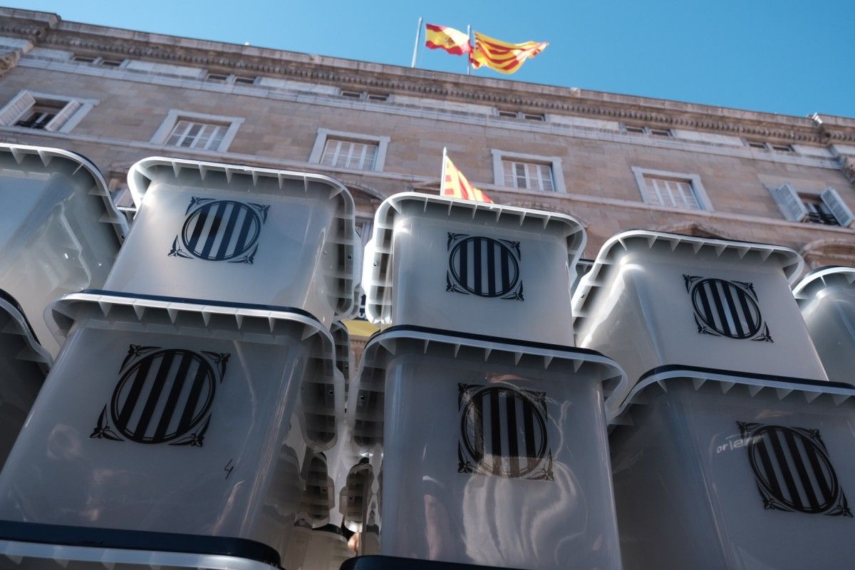 Urnes de l'1-O davant del Palau de la Generalitat per la commemoració de l'any passat.