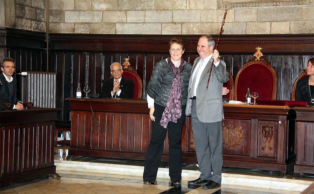 Albert Ballesta, amb la vara d'alcalde, al costat d'Isabel Muradàs