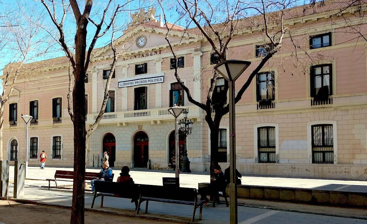 La façana de l'Ajuntament de Sabadell, amb la pancarta al balcó i el despatx de Ciutadans, a baix a la dreta
