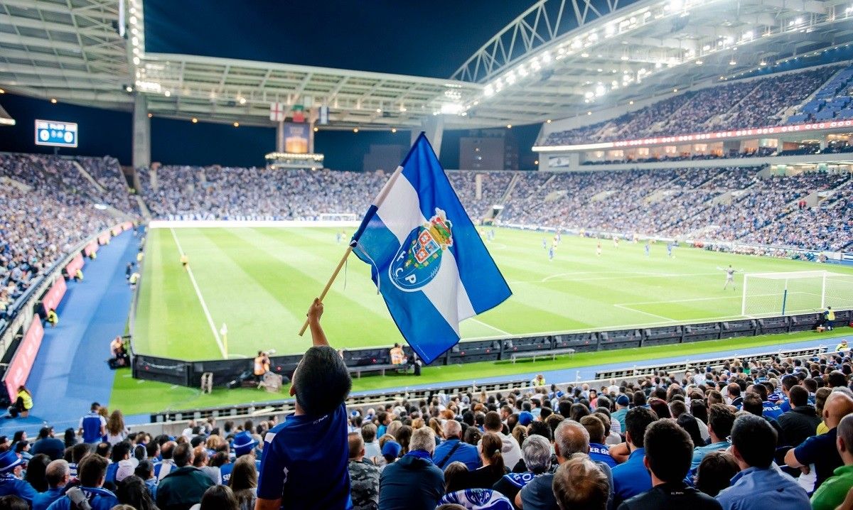 Un jove aficionat exhibeix una bandera del Porto a l’estadi do Dragão