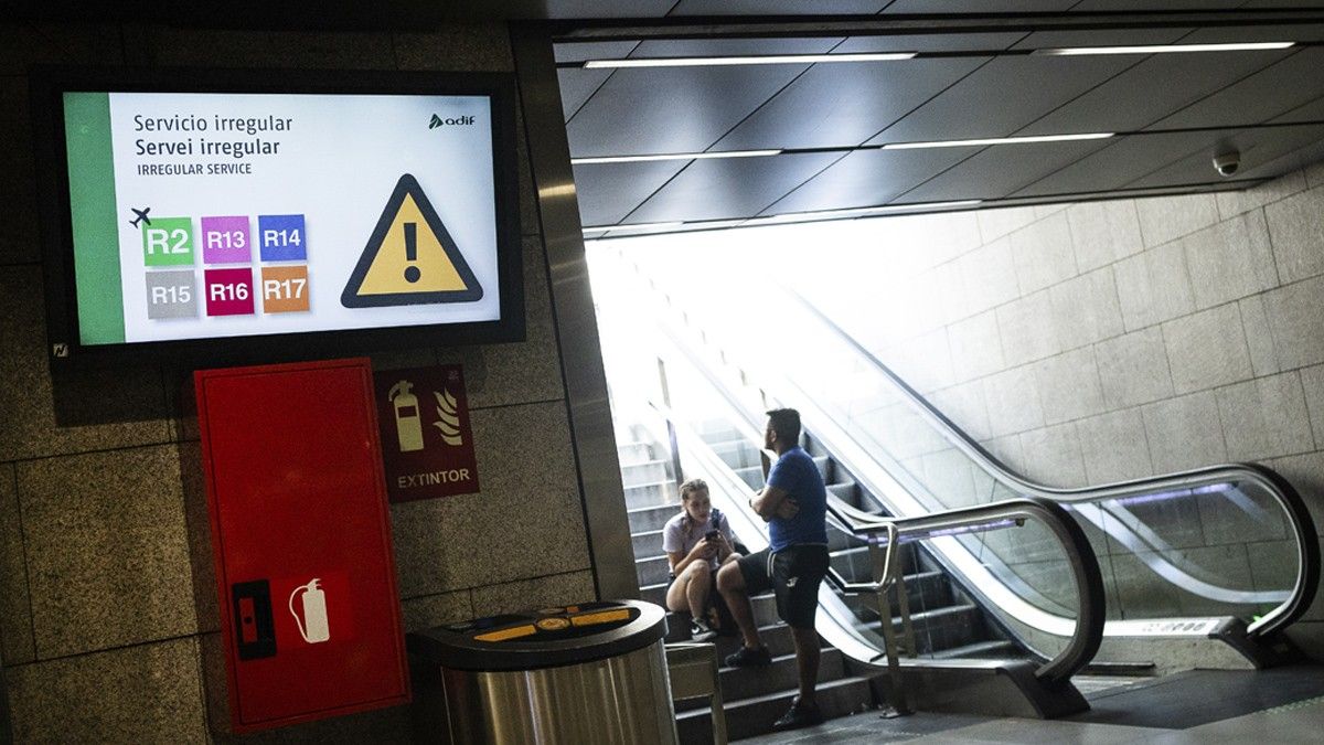 Missatges de les afectacions a Rodalies d'aquest dimarts, a l'estació de plaça de Catalunya.