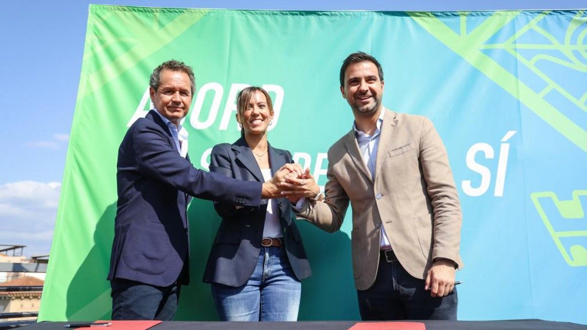 Marta Farrés, al centre, amb Lluís Matas (Junts) i Pol Gibert (PSC), després de signar l’acord. 