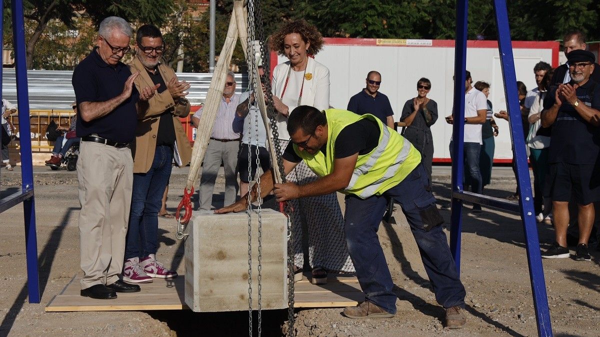 Ester Capella, a la construcció d'un nou edifici de lloguer assequible, al Prat de Llobregat