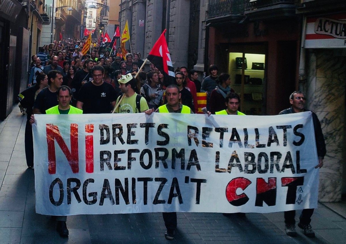 Membres de la CNT a Olot durant una manifestació el 1r de Maig a la capital de la Garrotxa.