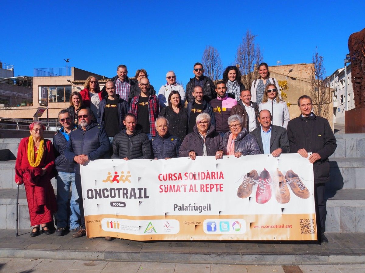 Representants de les entitats organitzadores, amb el tinent de batlle de Palafrugell, Joan Vigas.