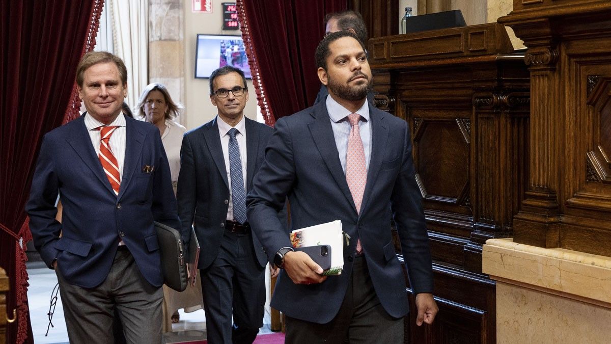 Ignacio Garriga i altres diputats de Vox accedint a l'hemicicle del Parlament.