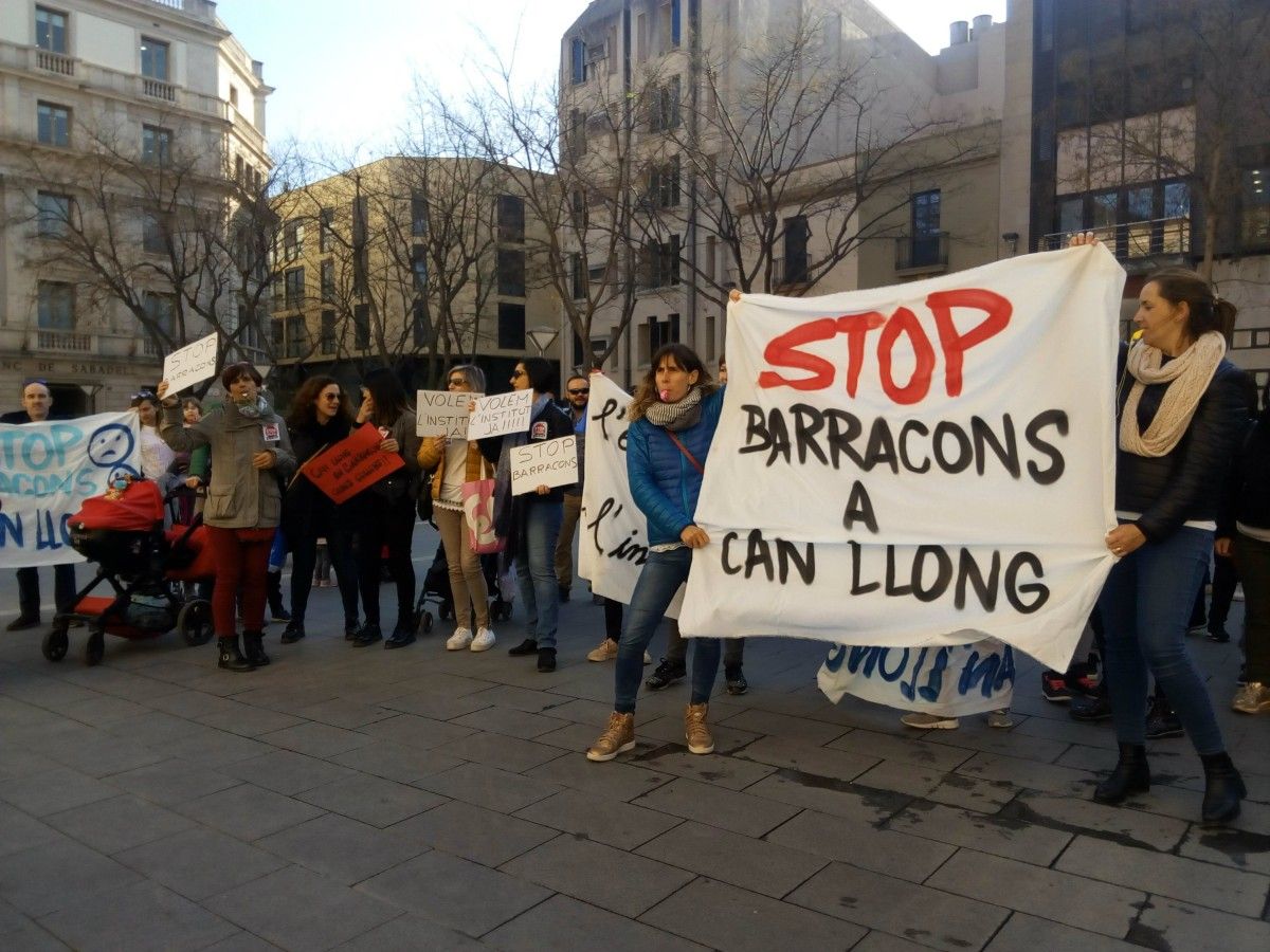 Les famílies protestant a la plaça Sant Roc