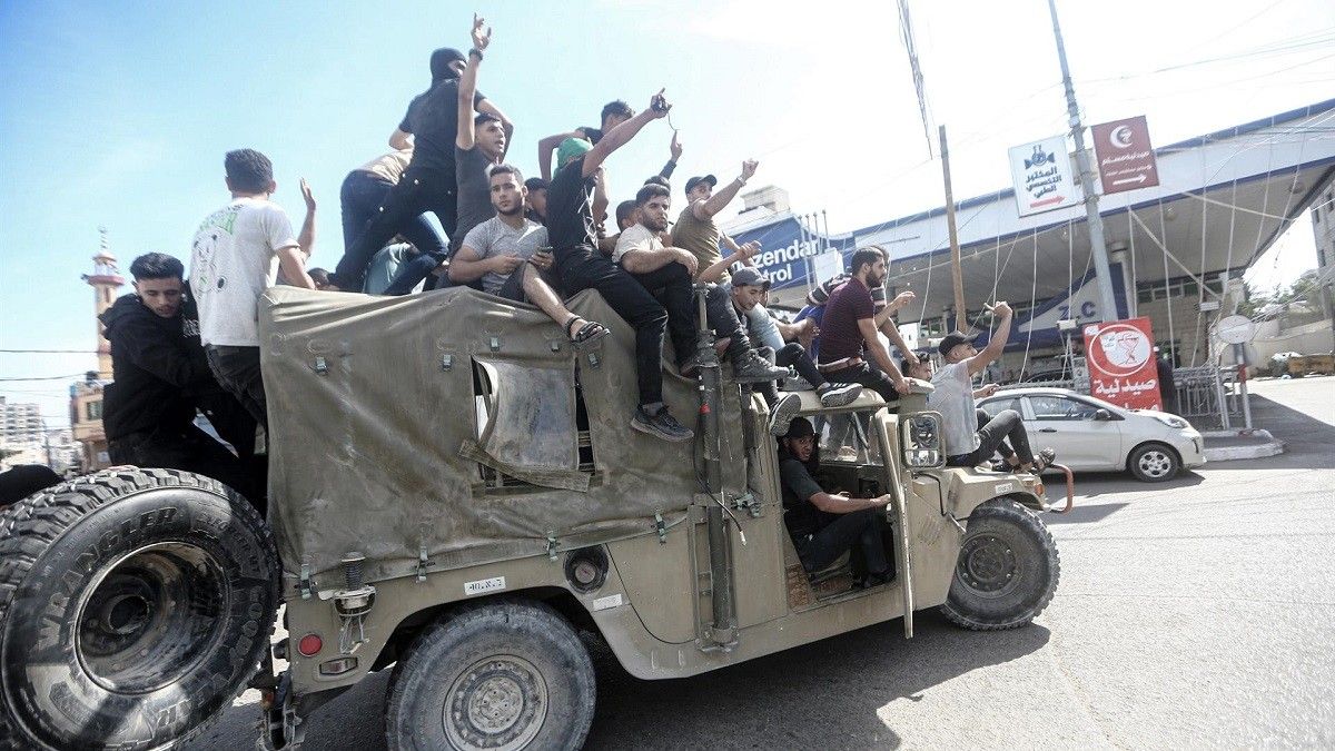 Palestins prenen el control d'un vehicle militar israelià després de creuar la frontera de Gaza