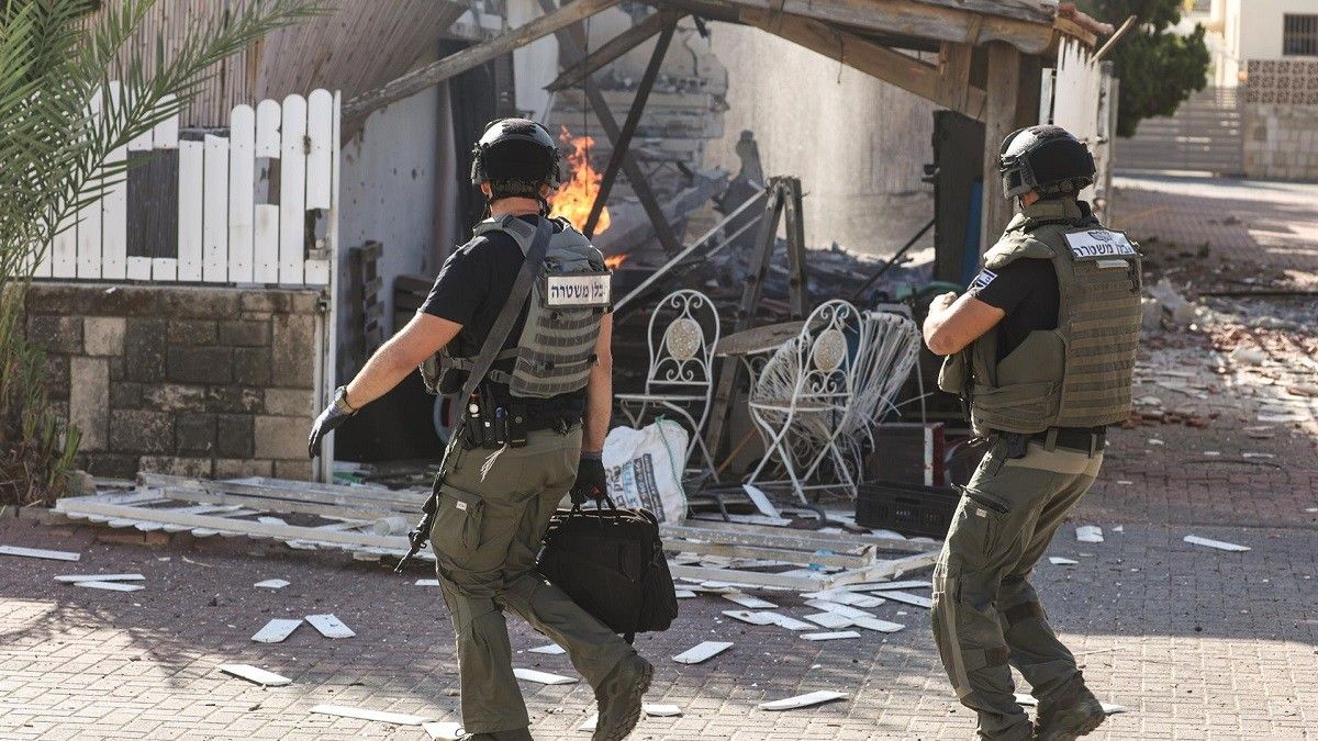 Soldats israelians observen una casa destrossada per un míssil de Hamàs, en imatge d'arxiu