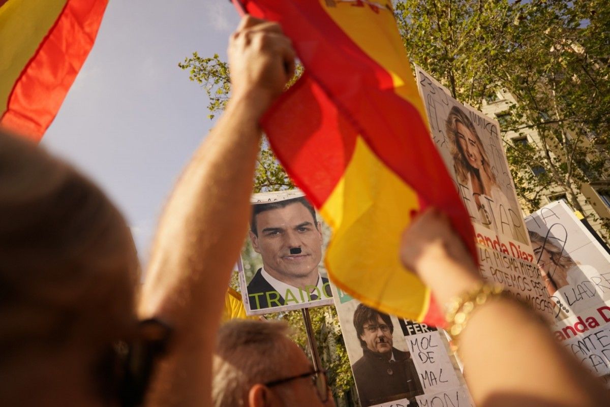 Imatges de Sánchez i Puigdemont amb bigoti hitlerià en la manifestació d'aquest diumenge