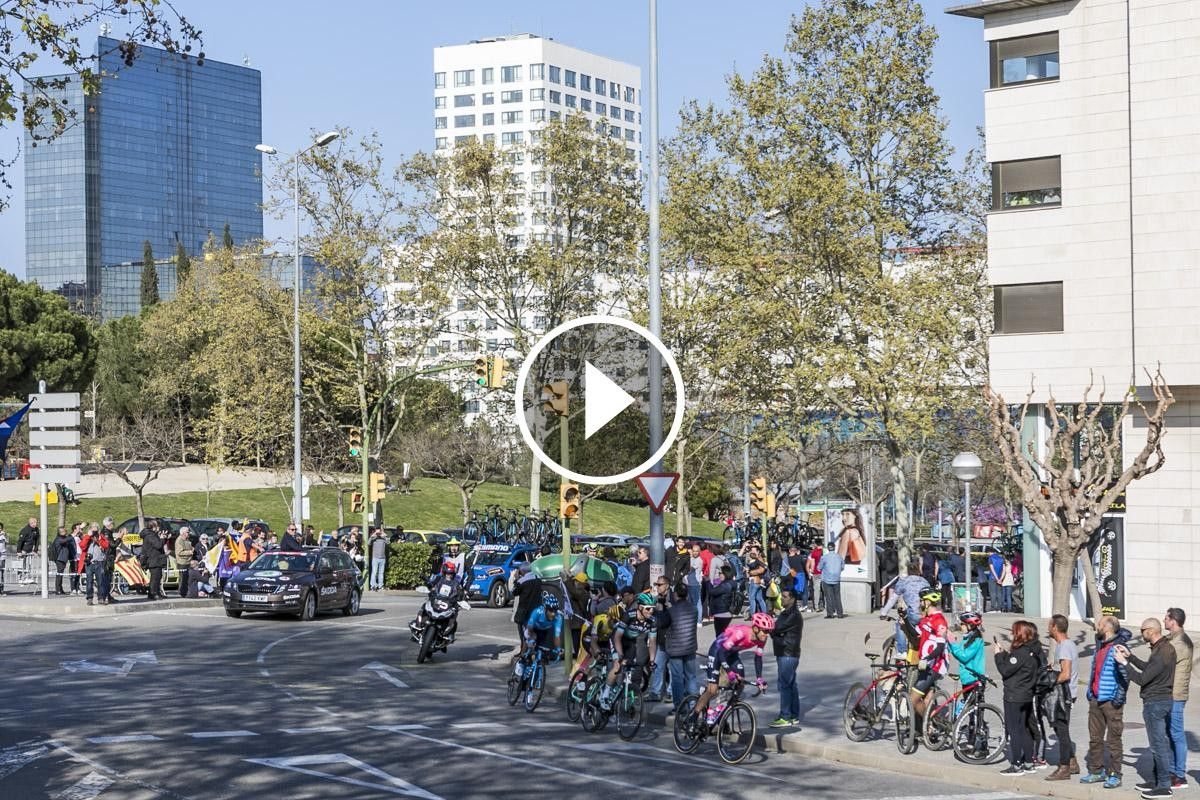 Els ciclistes agafant l'avinguda Rafael Casanova