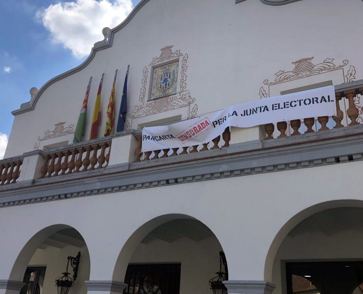 La nova pancarta que ha desplegat al balcó l'Ajuntament de Cerdanyola