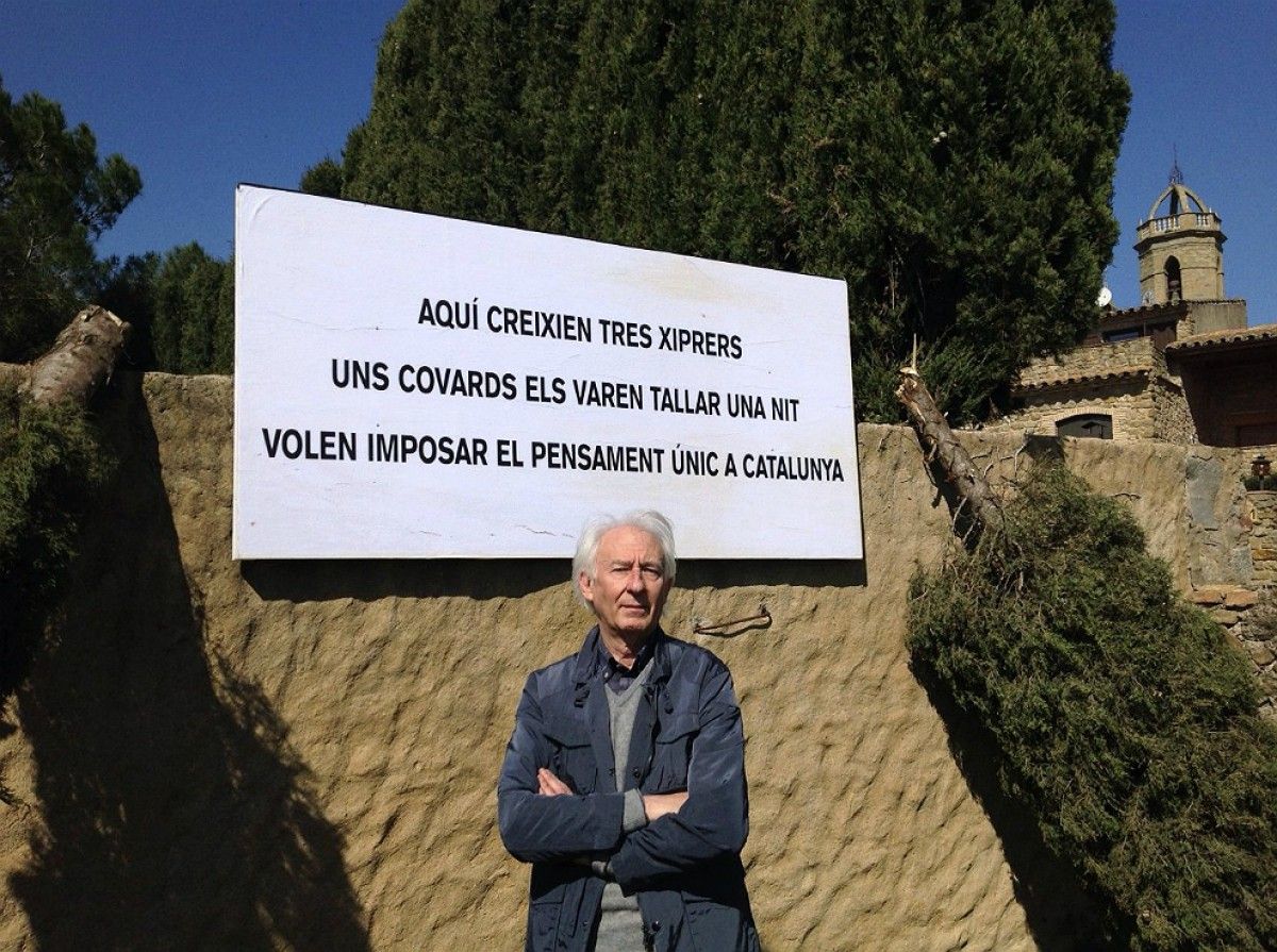 Albert Boadella mostra el cartell que ha penjat a casa seva