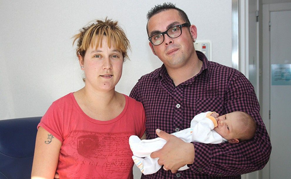 Marc Gimenez Fernandez, primer nadó del 2015, amb els seus pares