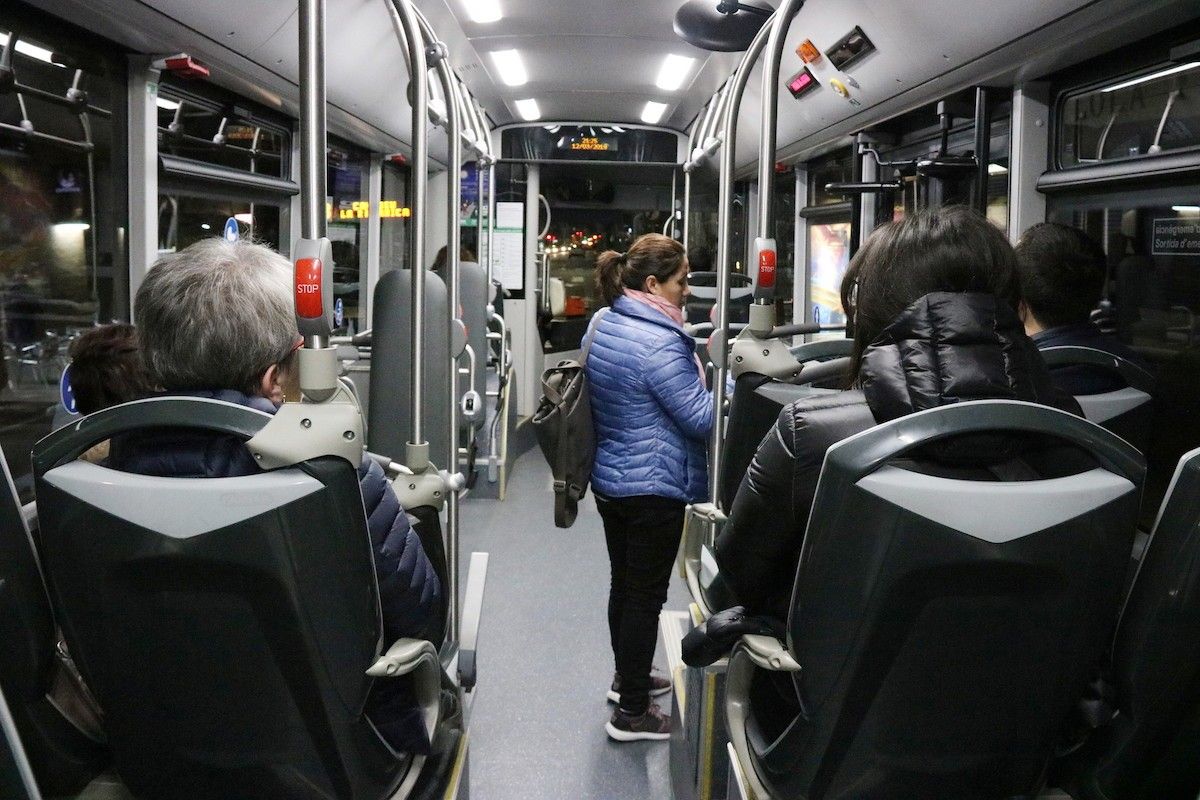 Interior d'un bus de Sabadell, de nit.