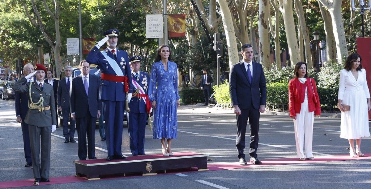 La família reial amb Sánchez, Robles i Ayuso a la desfilada del 12-O