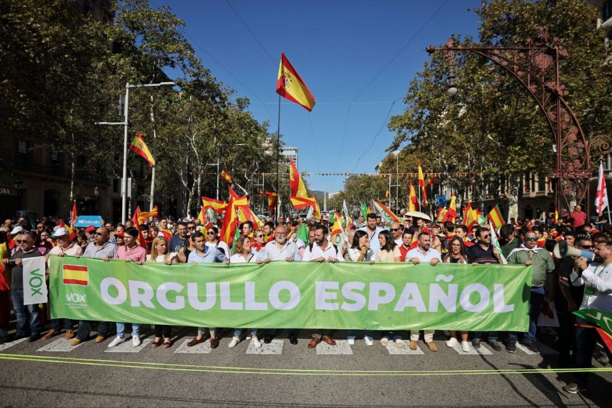 La pancarta inicial de la manifestació pel Dia de la Hispanitat a la capital catalana