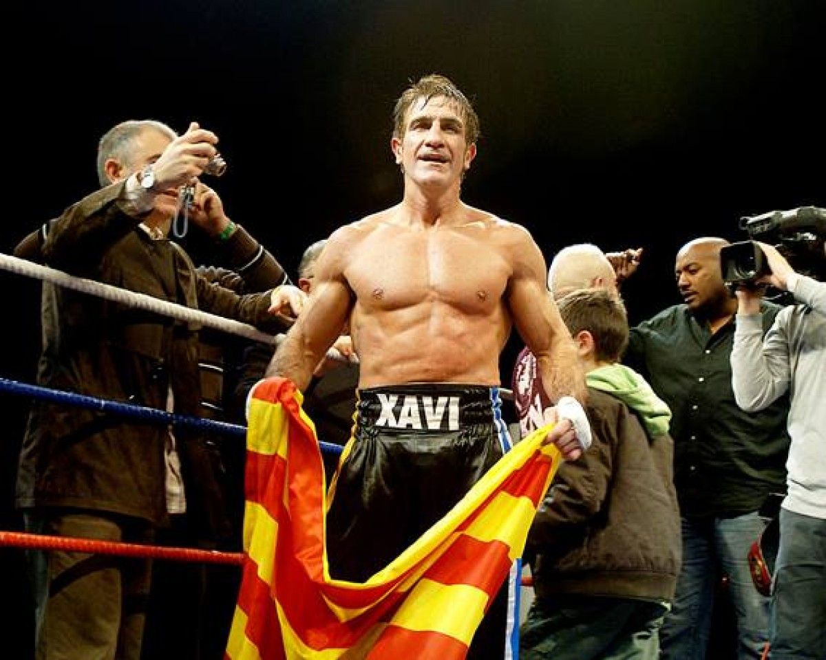 El boxejador Xavi Moya llueix una senyera després d'un combat