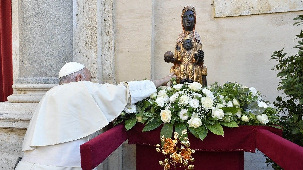 El papa Francesc beneïnt la Moreneta de la Catedral de Girona