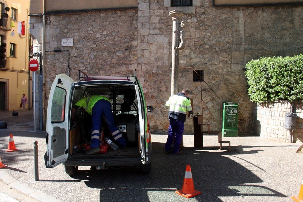 Operaris col·locant la nova escala al Cul de la Lleona de Girona