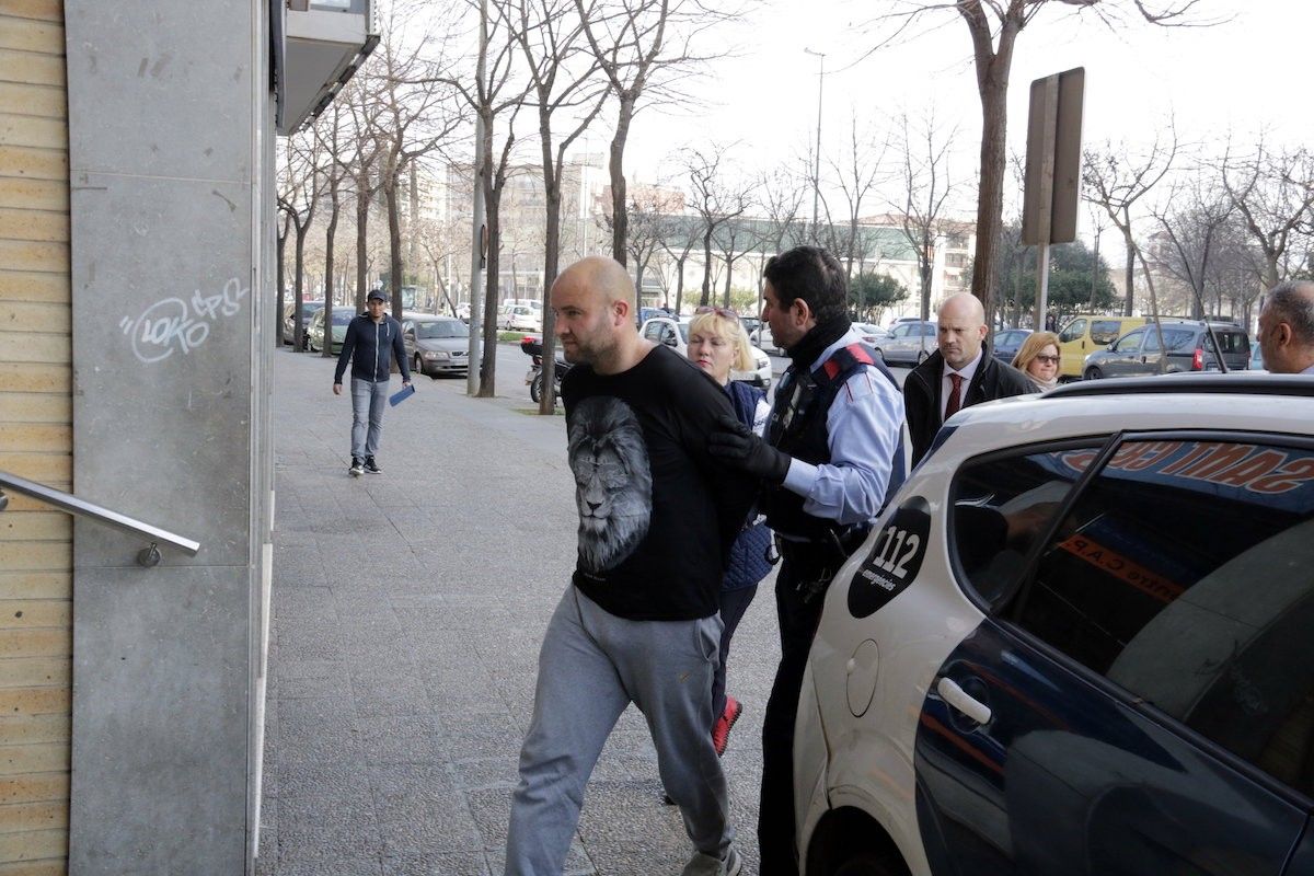 El detingut per matar un home a Puigcerdà, custodiat pels Mossos a Girona.