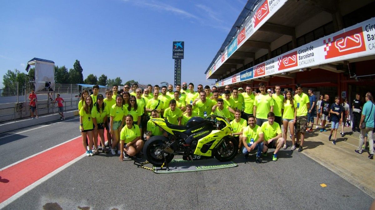 Alumnes de l'Institut Castellarnau amb una motocicleta