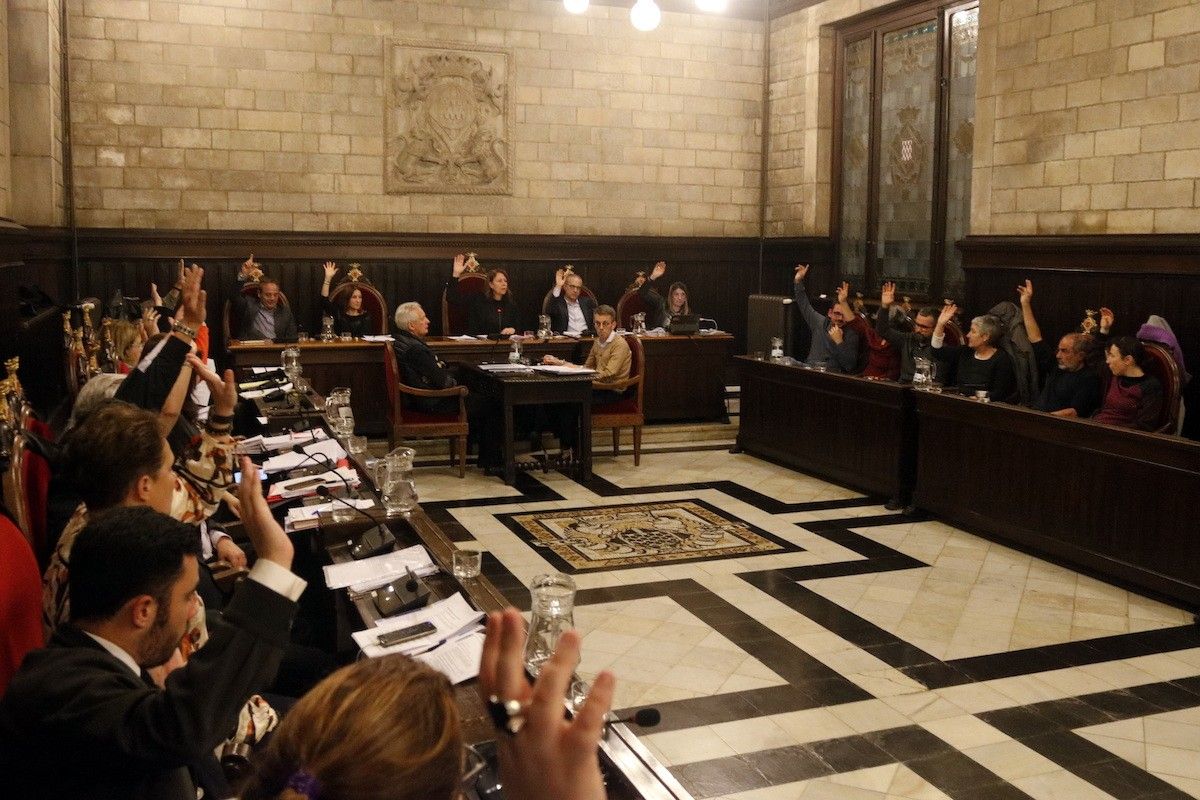 Pla general del moment en què s'ha aprovat la moció d'ERC perquè la plaça Catalunya sigui un espai per a vianants.