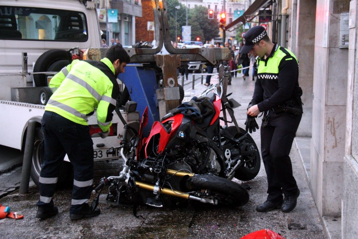 Agents de la Policia Municipal de Girona retirant la motocicleta accidentada aquest dissabte 28 de maig del 2016 a Girona.