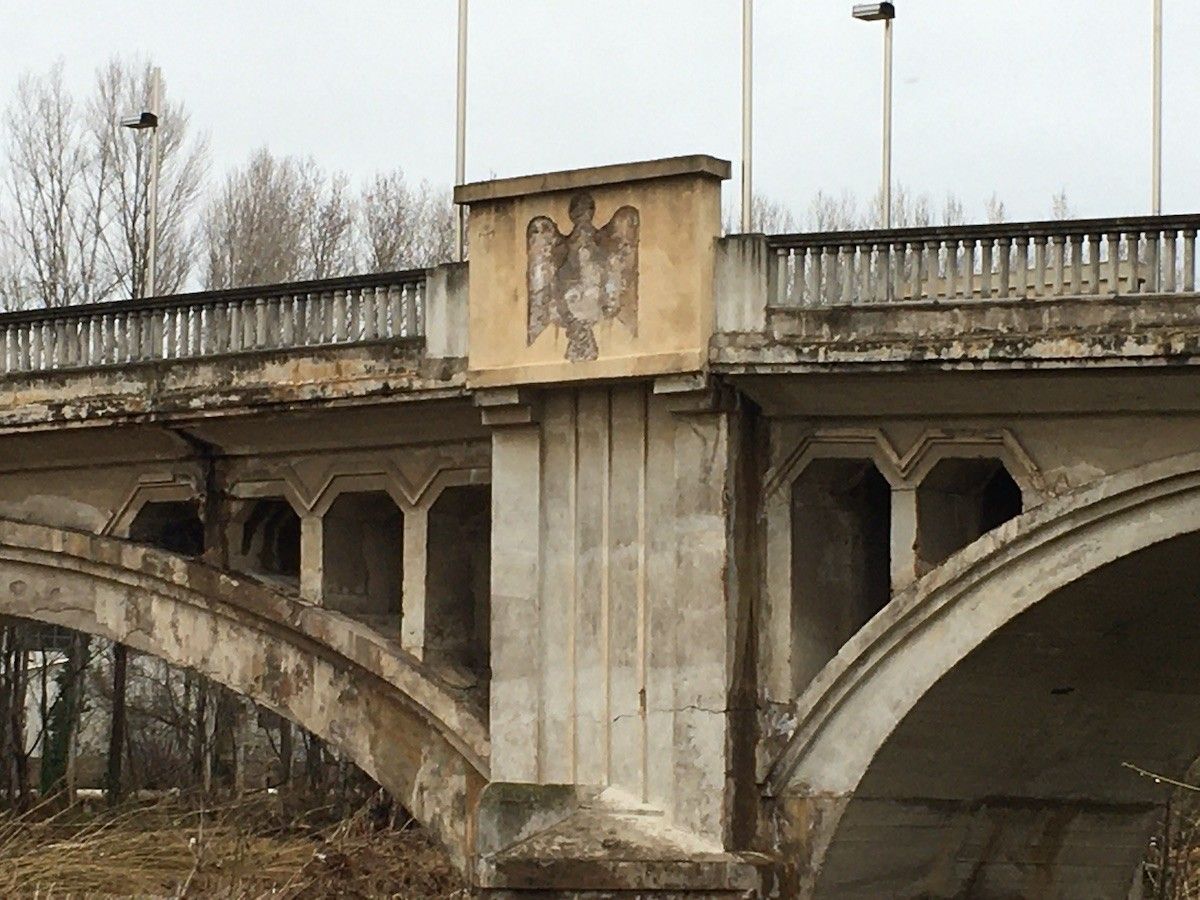 L'àliga franquista encara és present al pont de l'Aigua de Girona.