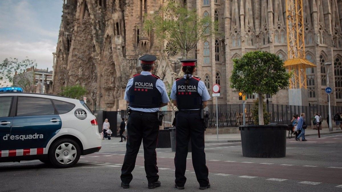 Dos agents dels Mossos d'Esquadra davant la Sagrada Família