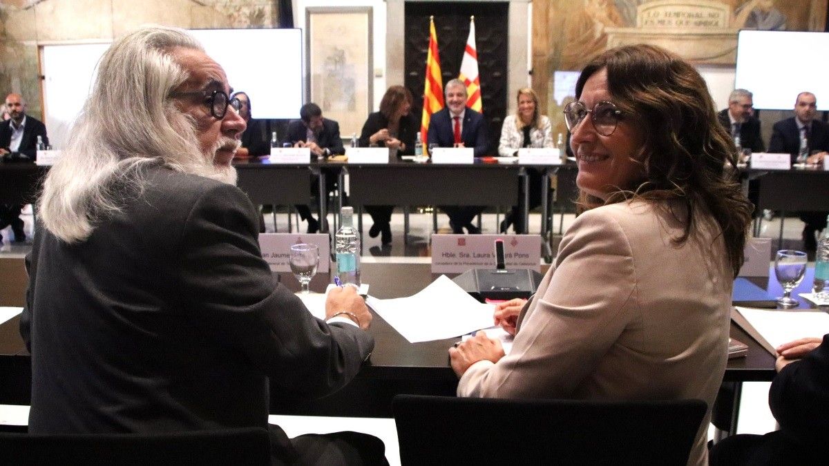 Les comitives d'Ajuntament i Generalitat, aquest matí, liderades per l'alcalde Collboni i la consellera Vilagrà