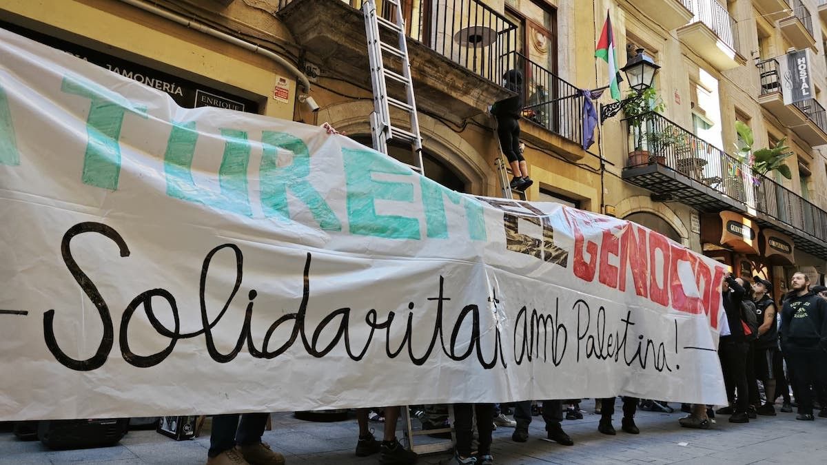 Moviments socials despleguen una pancarta davant de l'hotel d'un magnat israelià a Barcelona 