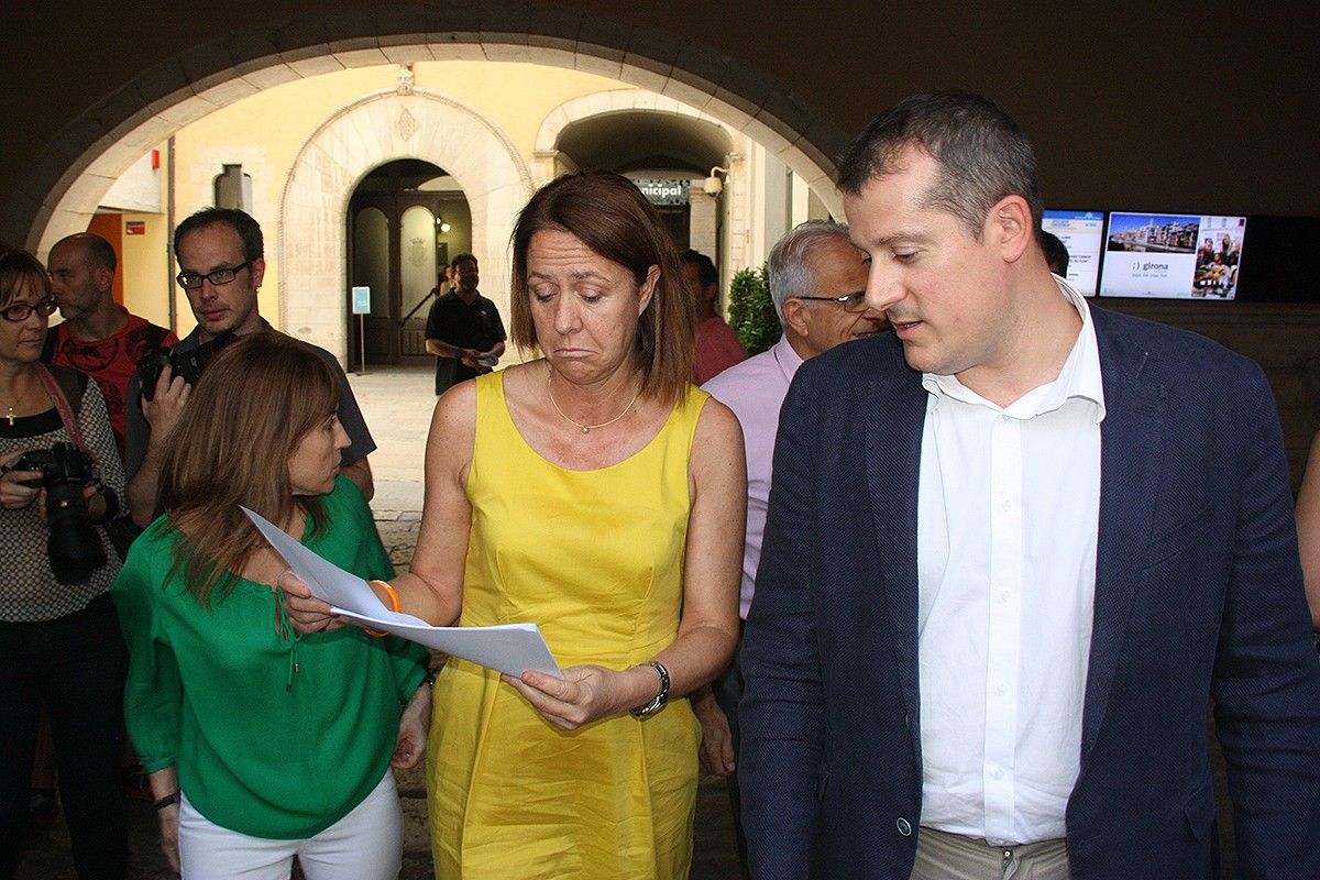 L'alcaldessa de Girona,  Marta Madrenas, consultant un dels documents requerits per la Guàrdia Civil