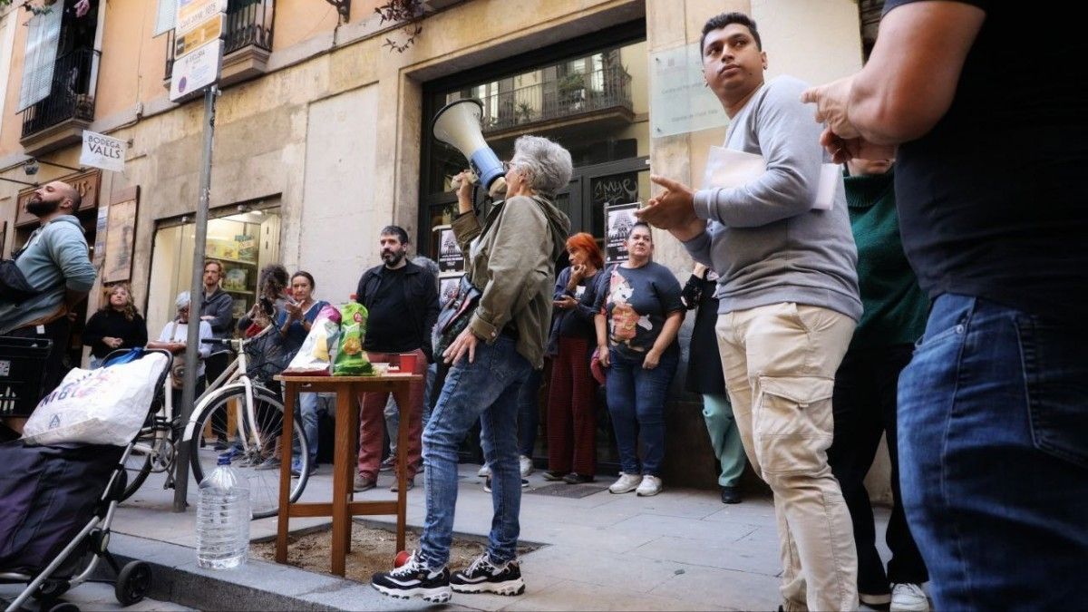 El col·lectiu Raval Rebel i el Mohammed, aquest matí, en un desnonament