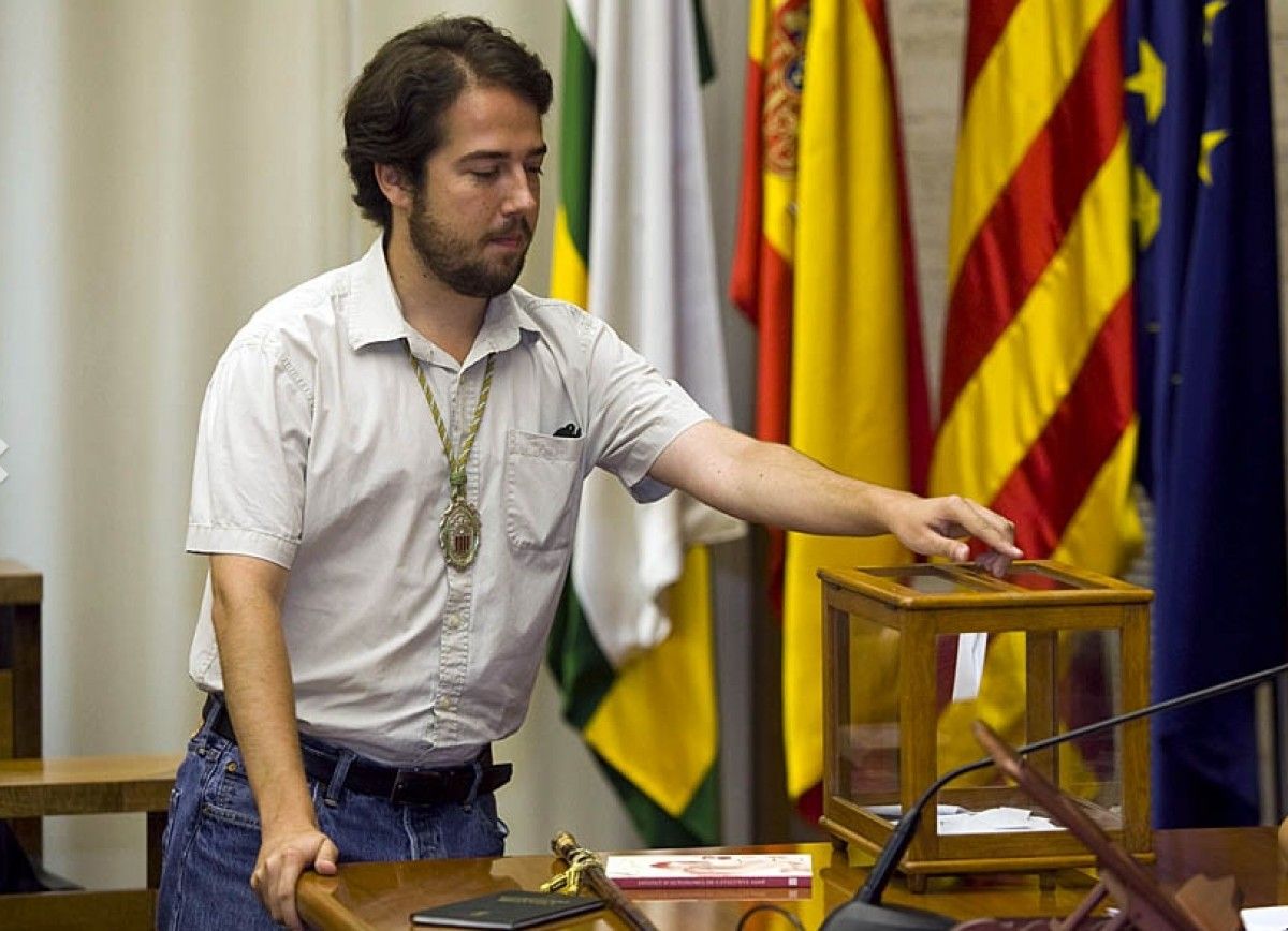 Eduard Navarro, votant al 2015 en el ple d'investidura de Sabadell