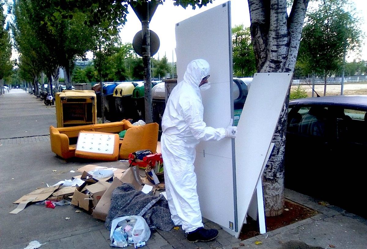 Un operari de Smatsa traient mobiliari amb xinxes al sud de Sabadell