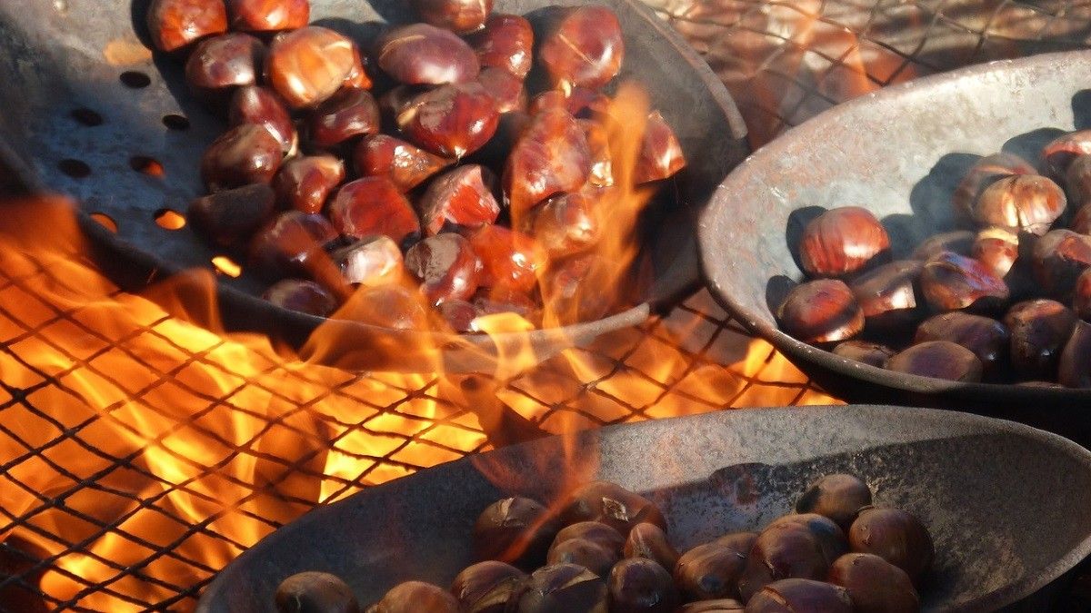 Una parada de castanyes durant la tardor